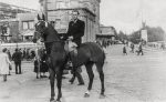 1949 nach dem Turnier in Deutz vor dem Bahnhof Kolter mit Falkenspiel